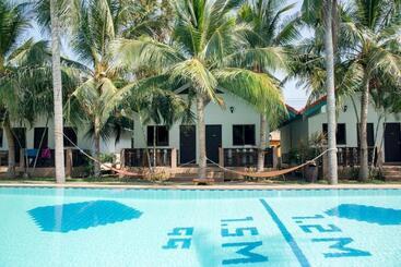 هتل Dolphin Bay Beach Resort