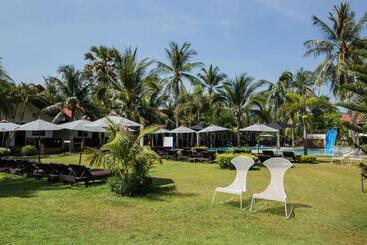 هتل Dolphin Bay Beach Resort