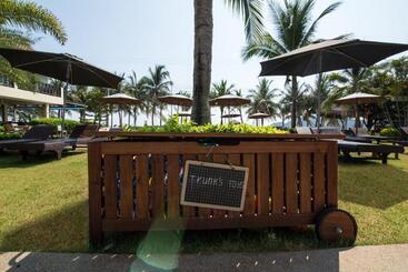 هتل Dolphin Bay Beach Resort