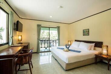 هتل Dolphin Bay Beach Resort