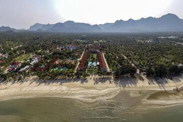 هتل Dolphin Bay Beach Resort