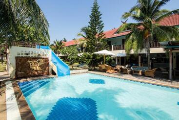 هتل Dolphin Bay Beach Resort