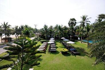 هتل Dolphin Bay Beach Resort