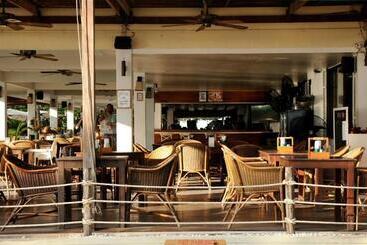 هتل Dolphin Bay Beach Resort