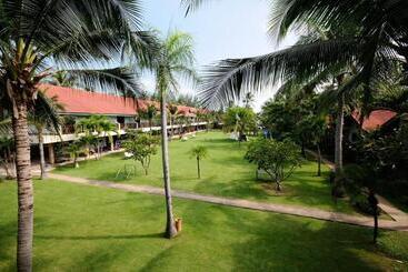 هتل Dolphin Bay Beach Resort