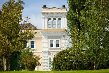 Отель Manor House Country