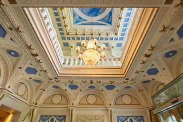 Отель Manor House Country