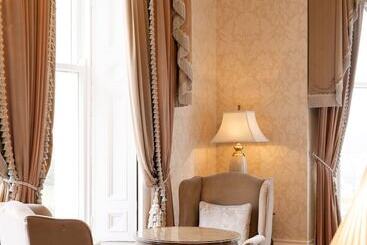Отель Manor House Country