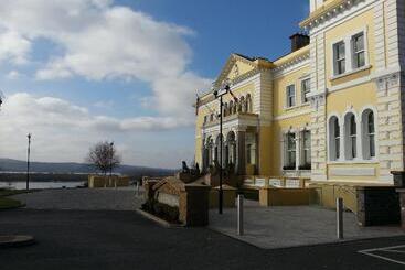 Отель Manor House Country