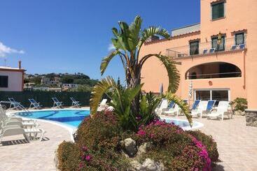 هتل Terme Rosaleo