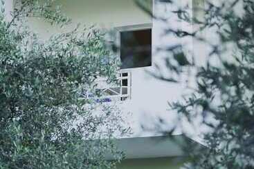 هتل Vardis Olive Garden