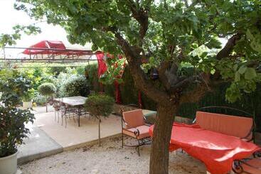 تختخواب و صبحانه Gîte Aux Amandiers