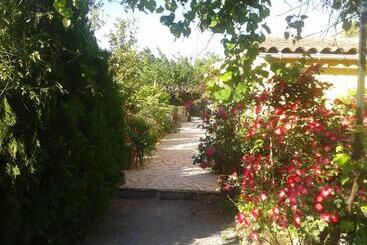 تختخواب و صبحانه Gîte Aux Amandiers