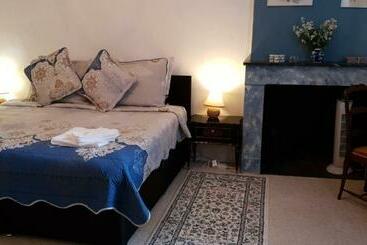 تختخواب و صبحانه La Porte Bleue