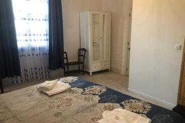 تختخواب و صبحانه La Porte Bleue