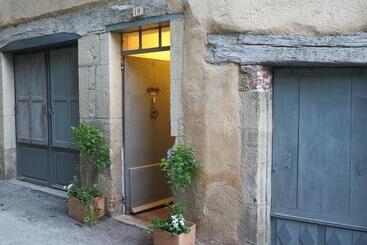 تختخواب و صبحانه La Porte Bleue