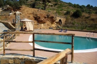 مسافرخانه Casale Del Golfo