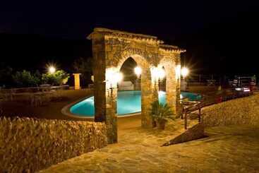 مسافرخانه Casale Del Golfo