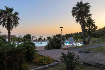مسافرخانه Villaggio Club Baia Di Dino