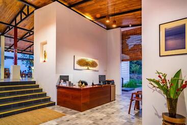 هتل The Riviera Champasak