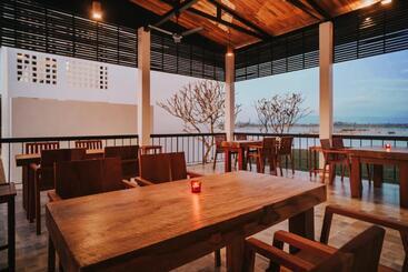 בית מלון כפרי The Riviera Champasak