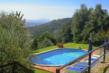 Spacious Cottage In Cortona With Swimming Pool