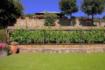 Spacious Cottage In Cortona With Swimming Pool