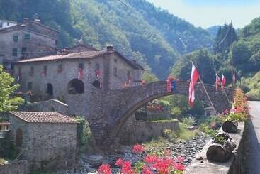 Vintage Cottage In Pescia With Hot Tub