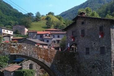 Vintage Cottage In Pescia With Hot Tub