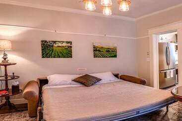 بيت ريفى Redtail Suites ~ Entire Home ~ Sleeps 12 ~ Tesla Station