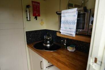 Showman S Hut @ Westcote