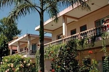 استراحتگاه Rhino Lodge &