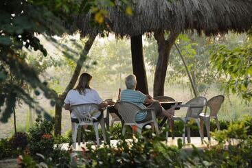 استراحتگاه Rhino Lodge &