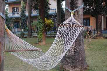 استراحتگاه Rhino Lodge &