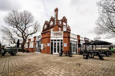 Отель Fox Connaught London Excel