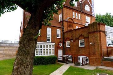 Отель Fox Connaught London Excel