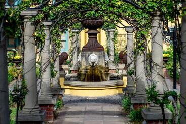 هتل Franschhoek Country House & Villas