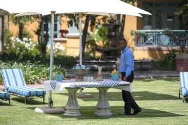 هتل Franschhoek Country House & Villas