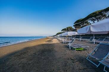 هتل Golfo Del Sole Holiday Resort