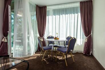 هتل Medea Apartments By Upa
