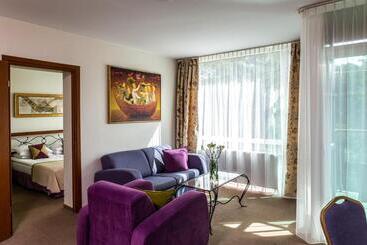 هتل Medea Apartments By Upa