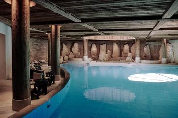 هتل The Alpina Gstaad