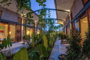 استراحتگاه Komune And Beach Club Bali