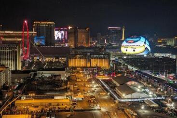 Penthouse Suite With Strip View At The Signature At Mgm Grand
