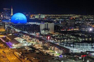 Penthouse Suite With Strip View At The Signature At Mgm Grand