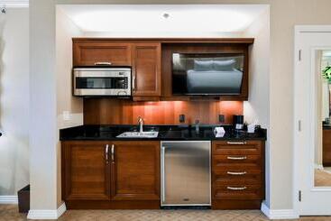 Penthouse Suite With Strip View At The Signature At Mgm Grand