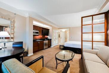 Penthouse Suite With Strip View At The Signature At Mgm Grand