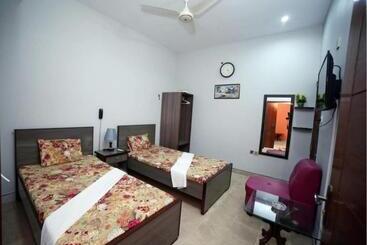 هتل Seasons Inn