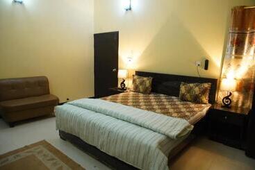 هتل Seasons Inn