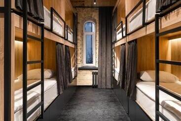 Globe Runner Hostel